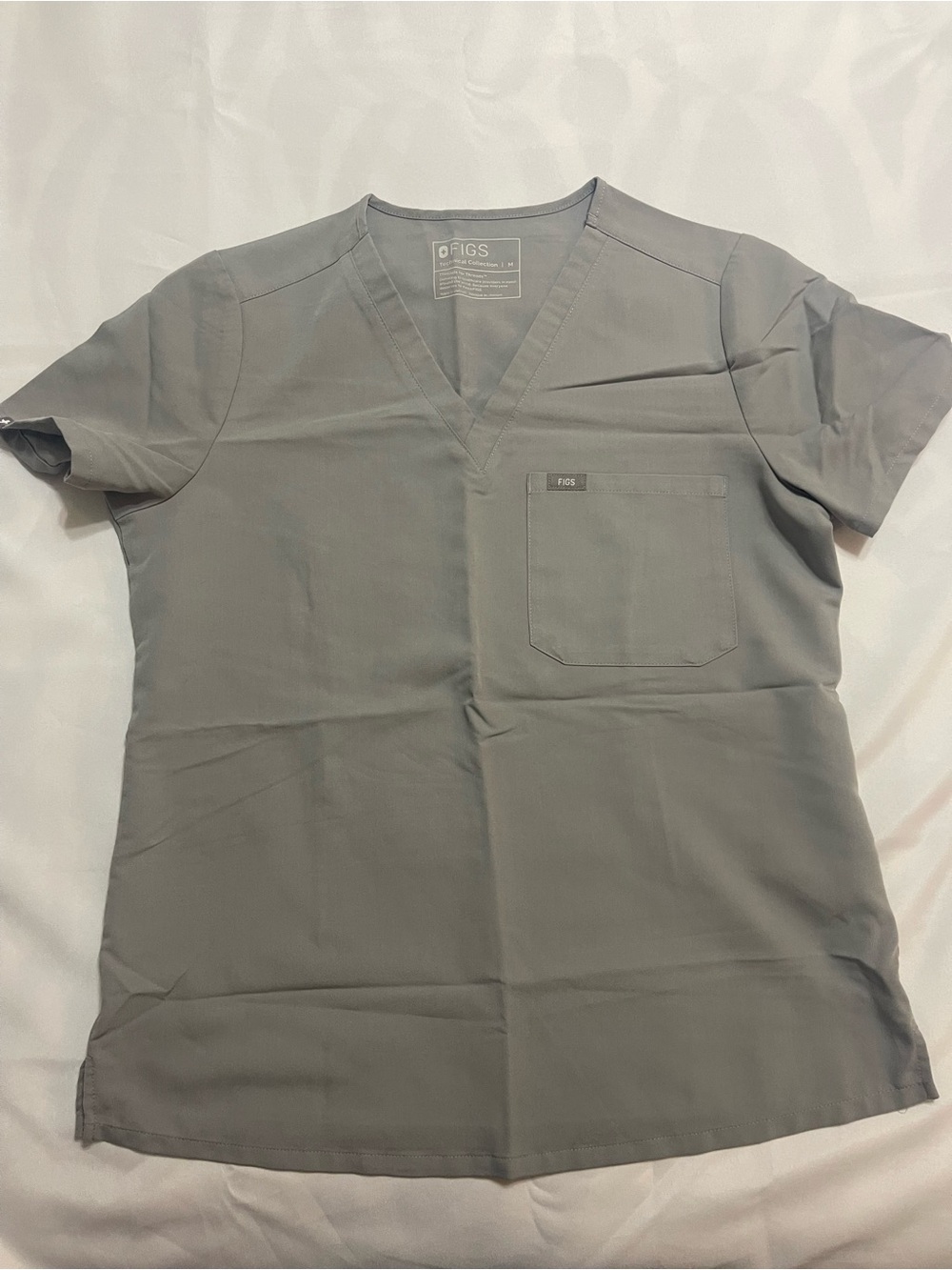 FIGS Catarina One-Pocket Scrub Top – Cement – Medium